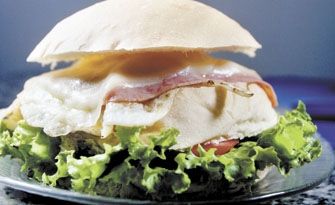 Na Omeleteria, o cliente encontra pratos recheados de bacon, salsicha e catupiry
